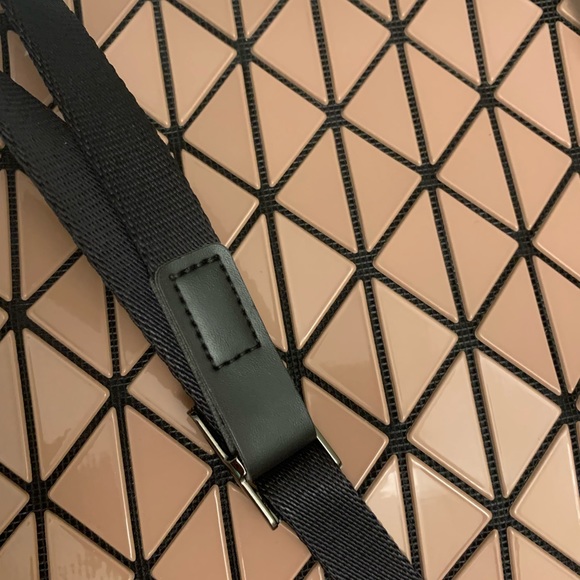 HP💯authentic almost new baobao issey Miyake Row Gloss Shoulder Bag pink beige - Picture 9 of 12